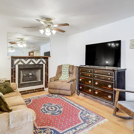 Peaceful Home With Yard 13 Mi To Downtown Houston!